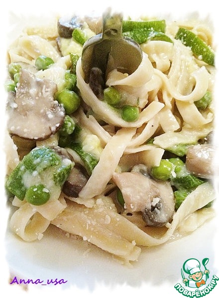 Spaghetti with zucchini, mushrooms and green peas