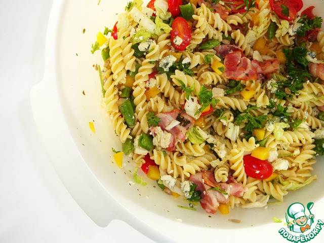 Salad with pasta and bacon