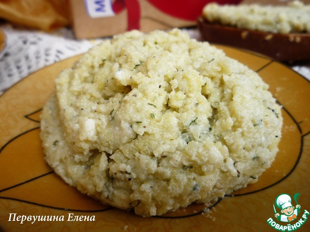 Бутерброд с намазкой из пшеных хлопьев и голубого сыра