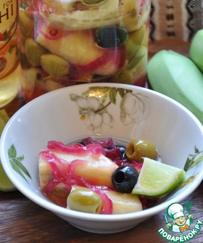 Маринованные зеленые бананы с оливками, чесноком и красным луком