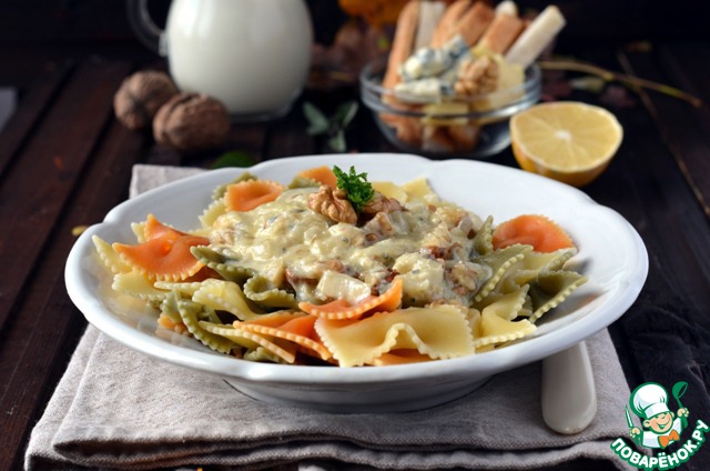 Farfalle with cheese and peanut sauce