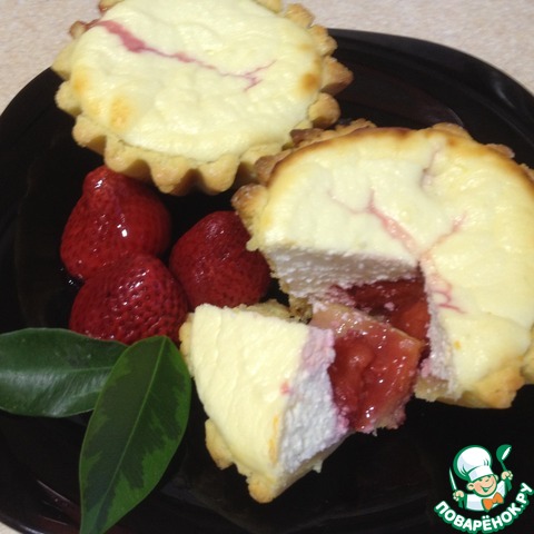 Baskets with cottage cheese and strawberry filling