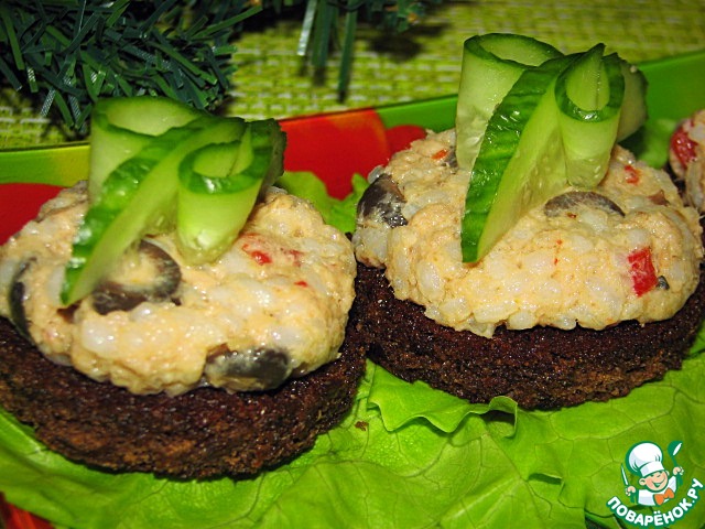 Гренки с копченой рыбой и рисом