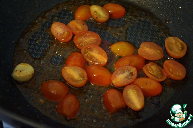 Креветки в беконе с помидорами