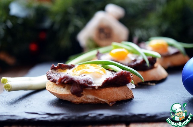 Брускетта с ростбифом и глазуньей