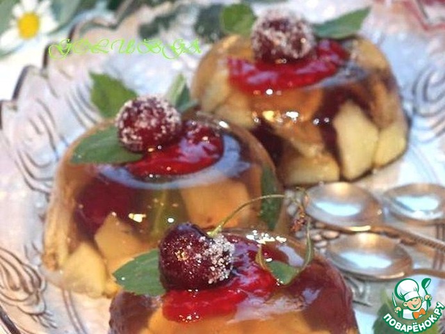 Fruit jelly with fresh apples and cherries