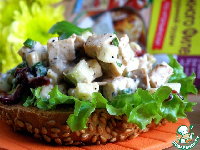 Bruschetta with chicken and Apple