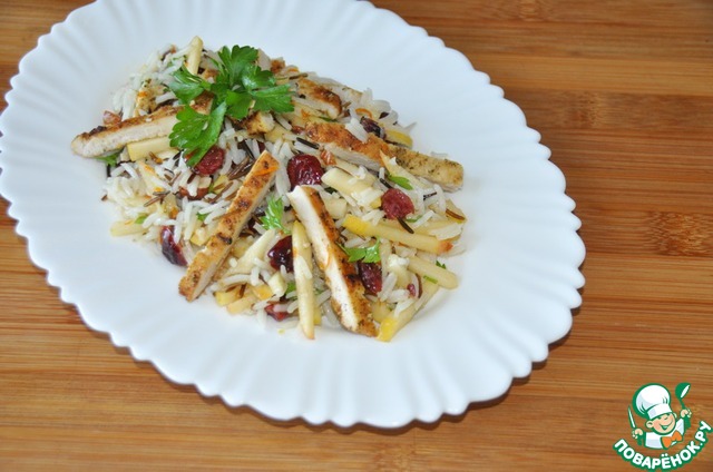 Салат из курицы, риса и клюквы