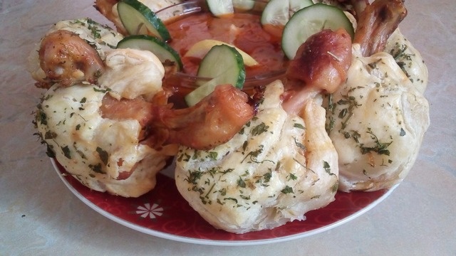 Куриная голень в слоеном тесте