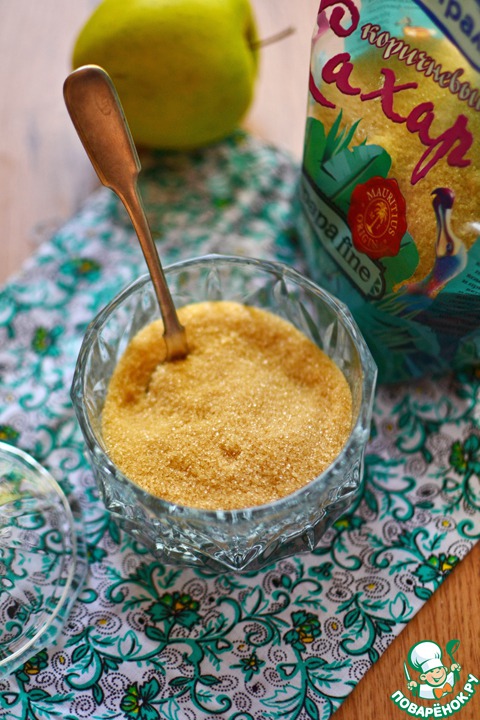 Apple crumble with cream of cashew nuts and marmalade