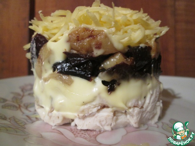 Слоеный салат с курицей и сухофруктами