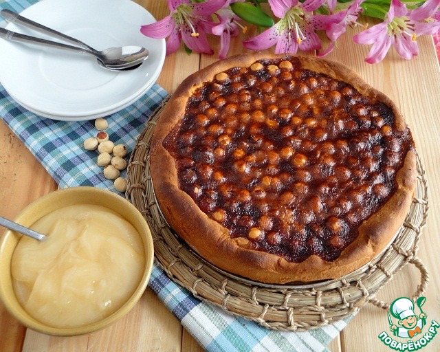 Tart with honey and hazelnut