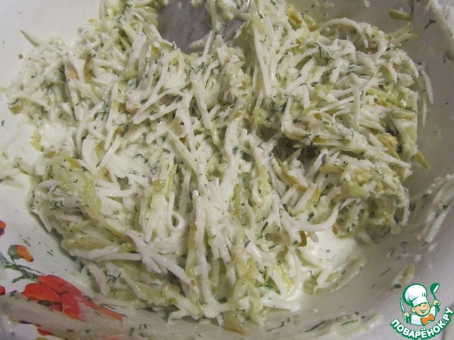 Салат из кольраби с маринованным огурцом