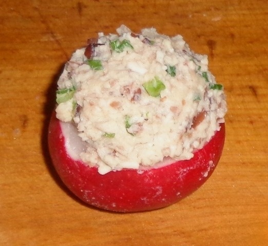 Редис с сырно-фасолевым паштетом