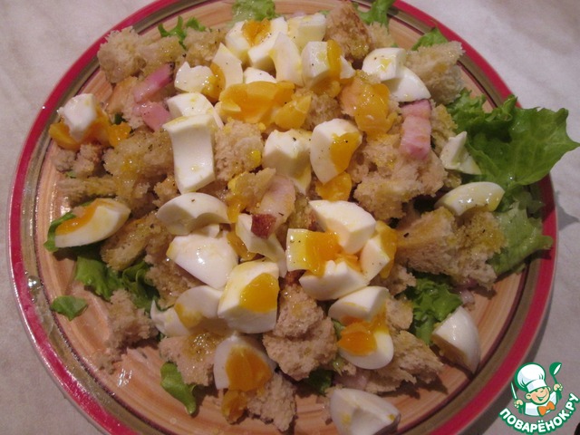 Warm salad with egg and bacon