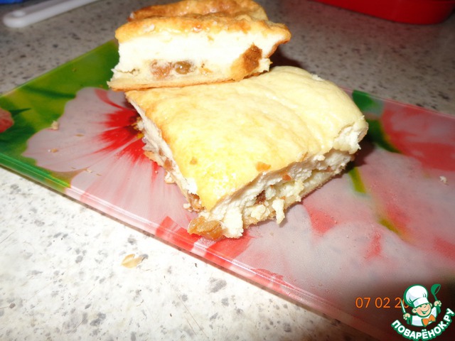 Cake of puff pastry with cream cheese and condensed milk