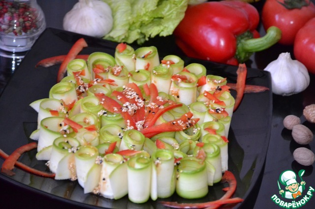 Легкая закуска-салат из кабачков цукини