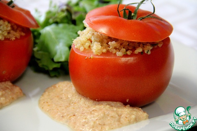 Фаршированные помидоры с киноа с соусом 