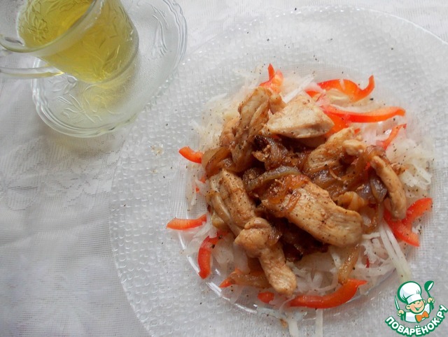 Теплый салат с курицей и дайконом