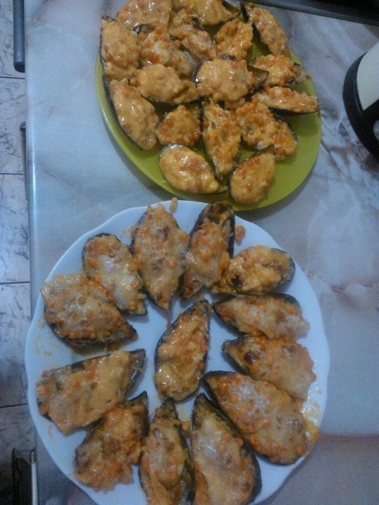 Mussels under cheese hat