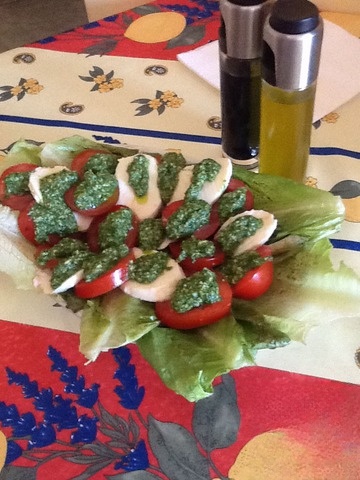 Банальное капрезе с небанальным песто