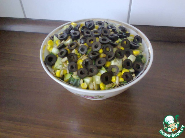 Салат из кукурузы, семечек и огурца