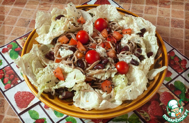 Салат с пекинской капустой, фасолью и гречневой лапшой