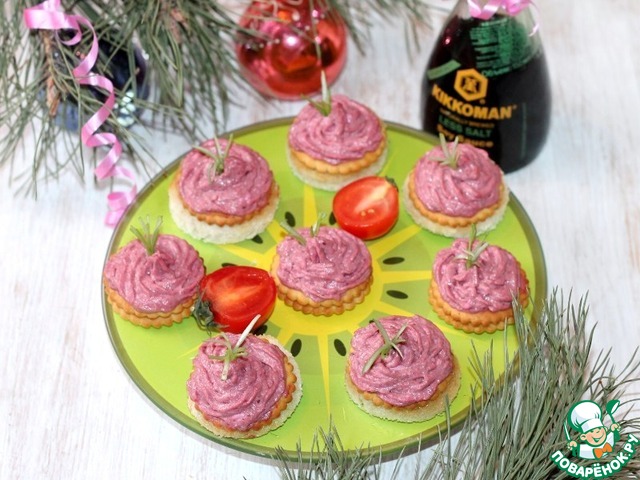 Чесночные гренки с брокколи и свеклой