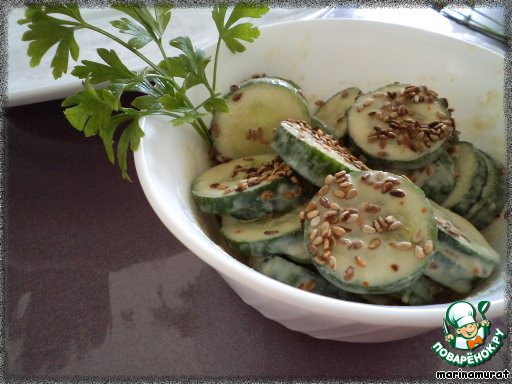 Салат из огурца с тахини и кунжутом