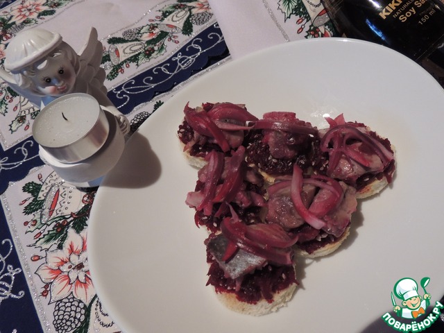 Канапе из сельди в клюквенном соусе
