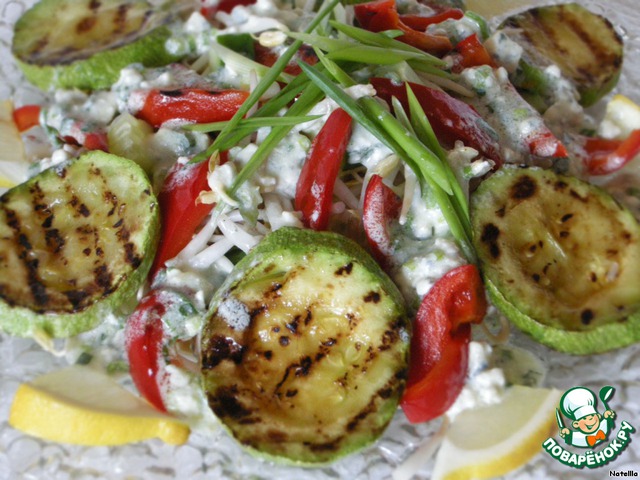 Теплый салат с овощами и сырным соусом