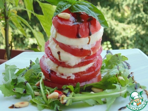 Капрезе с рукколой и пикантной заправкой