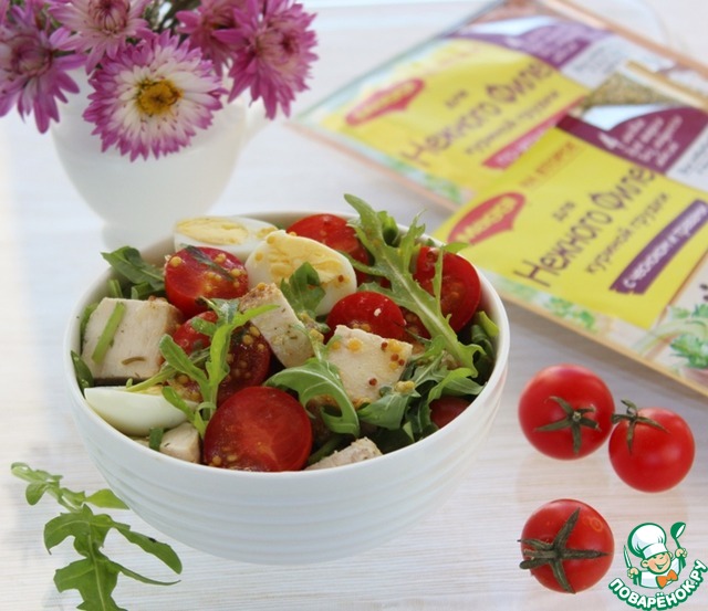 Salad with chicken breast and arugula