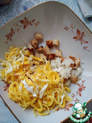 Salad with chicken fillet and scrambled eggs