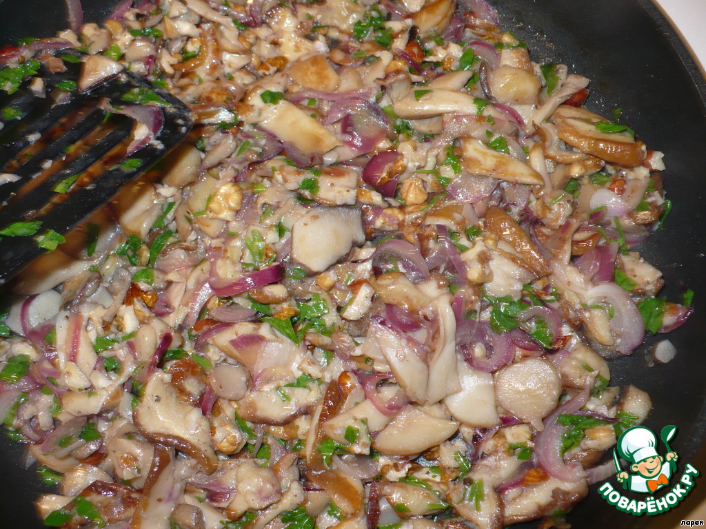 Fried mushrooms with nuts