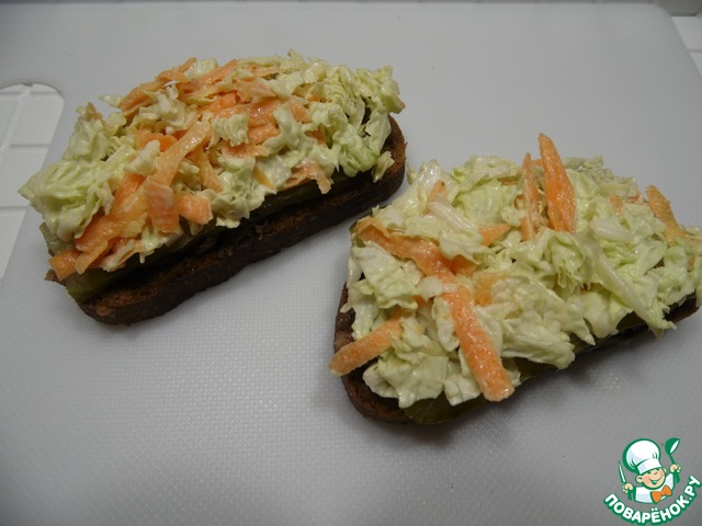 Бутерброд с тушенкой и огурцами