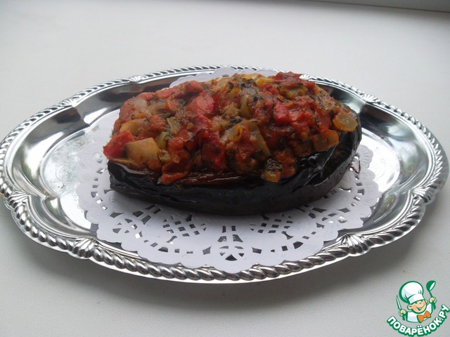 Баклажан с курицей под овощным соусом