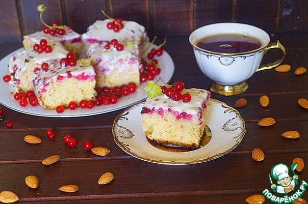 Cake with red currants and sour cream