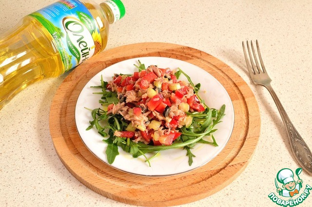 Juicy salad with arugula and tuna