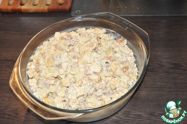 Salad with chicken, croutons and pineapple