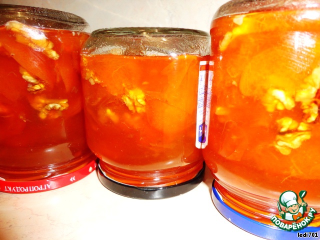 Apricot jam with walnuts