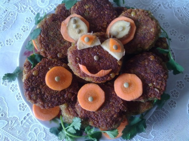 Lentil burgers-meatless to the table