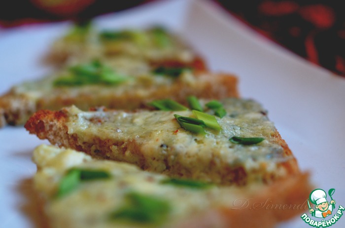 Тосты с пармезаном, голубым сыром и зеленым луком