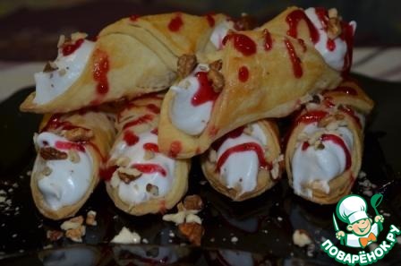 Cannoli took a cream, berry sauce and nuts