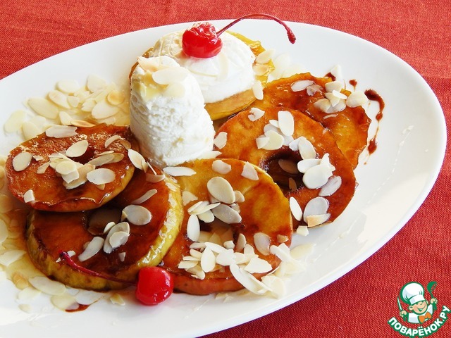 Spicy Apple slices with ice cream