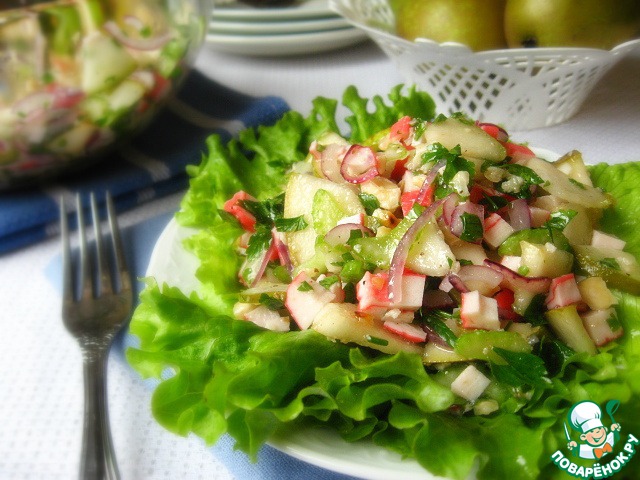 Салат с крабовыми палочками, грушей и орехами