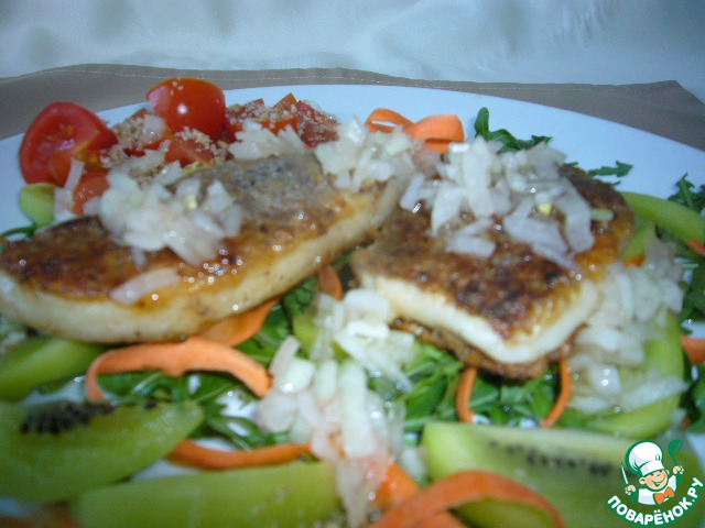 Запеченный козий сыр с гарниром из овощей и фруктов