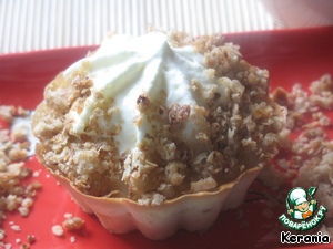 Oatmeal with fruit tarts and cream