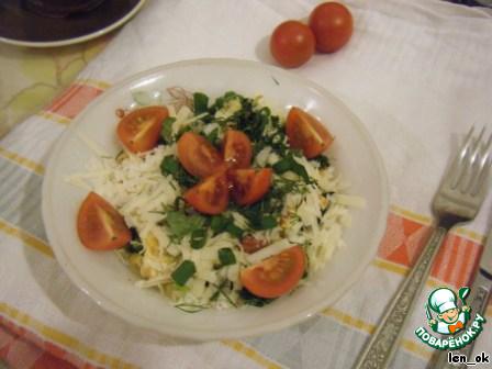 Салат с поджаренными колбасками, омлетом и пармезаном