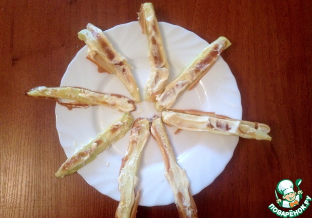 Кабачок-язычок в кляре с чесночным соусом